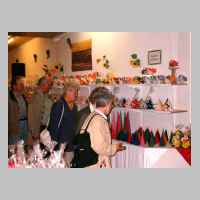 59-05-1130 7. Schirrauer Kirchspieltreffen 2004 - Die Schirrauer bei den besonderen Kerzen.JPG